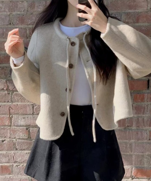 semplice（センプリチェ）の「リボンネックボタンショートコート（その他アウター・レディース・ベージュ/ブラック・F）」の11枚目の写真