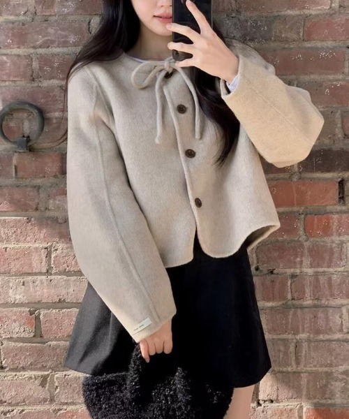 semplice（センプリチェ）の「リボンネックボタンショートコート（その他アウター・レディース・ベージュ/ブラック・F）」の8枚目の写真