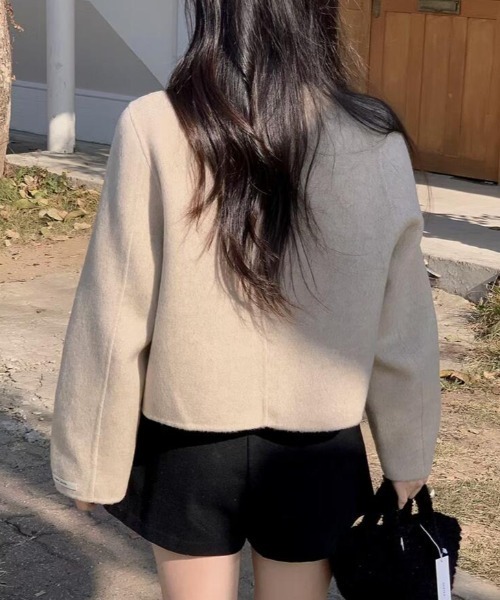 semplice（センプリチェ）の「リボンネックボタンショートコート（その他アウター・レディース・ベージュ/ブラック・F）」の9枚目の写真