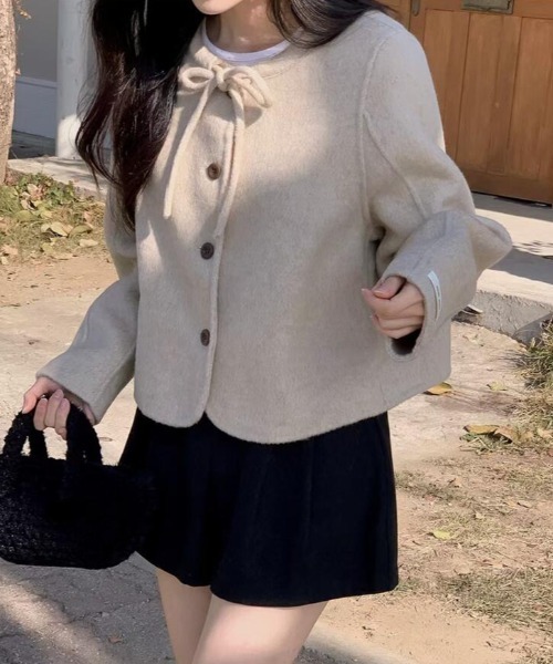 semplice（センプリチェ）の「リボンネックボタンショートコート（その他アウター・レディース・ベージュ/ブラック・F）」の10枚目の写真