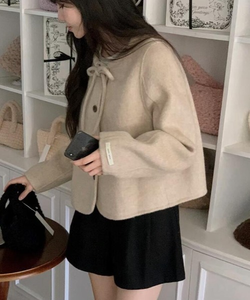 semplice（センプリチェ）の「リボンネックボタンショートコート（その他アウター・レディース・ベージュ/ブラック・F）」の15枚目の写真