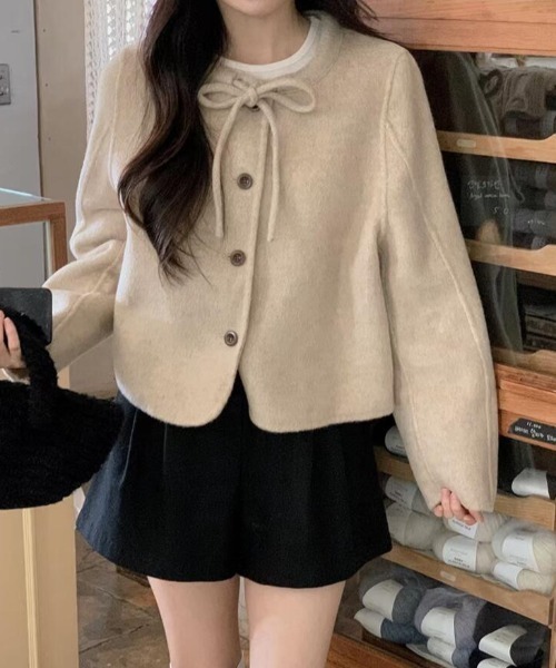 semplice（センプリチェ）の「リボンネックボタンショートコート（その他アウター・レディース・ベージュ/ブラック・F）」の19枚目の写真