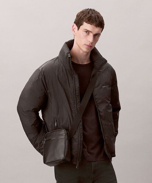 Calvin Klein(カルバン・クライン)の「クロスボディバッグ - ジップミニショルダーバッグ(ショルダーバッグ・メンズ・ブラック・FREE)」の1枚目の写真