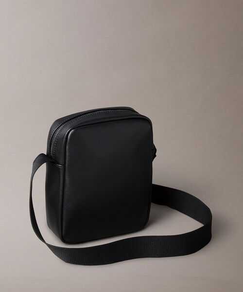 Calvin Klein(カルバン・クライン)の「クロスボディバッグ - ジップミニショルダーバッグ(ショルダーバッグ・メンズ・ブラック・FREE)」の3枚目の写真