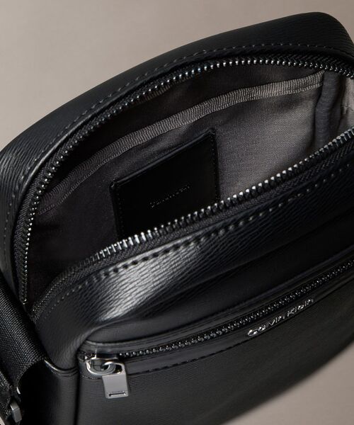 Calvin Klein(カルバン・クライン)の「クロスボディバッグ - ジップミニショルダーバッグ(ショルダーバッグ・メンズ・ブラック・FREE)」の4枚目の写真