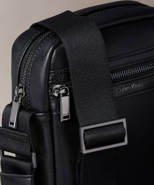 Calvin Klein(カルバン・クライン)の「クロスボディバッグ - ジップミニショルダーバッグ(ショルダーバッグ・メンズ・ブラック・FREE)」の5枚目の写真