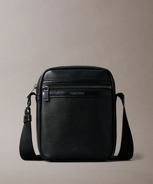 Calvin Klein(カルバン・クライン)の「クロスボディバッグ - ジップミニショルダーバッグ(ショルダーバッグ・メンズ・ブラック・FREE)」の7枚目の写真