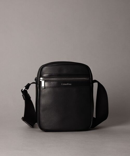 Calvin Klein(カルバン・クライン)の「クロスボディバッグ - ジップミニショルダーバッグ(ショルダーバッグ・メンズ・ブラック・FREE)」の8枚目の写真