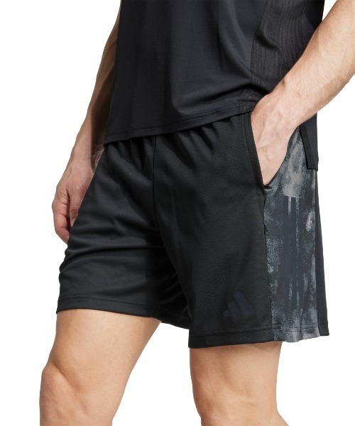 adidas(アディダス)の「アディダス adidas トレイン エッセンシャルズ シーズナル スリーストライプス ショーツ(その他パンツ・メンズ・ブラック・M/L/LL/S)」の4枚目の写真