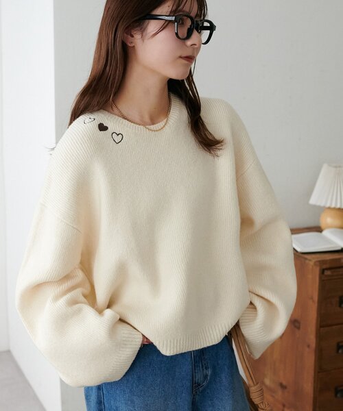ami ベージュ ハート刺繍 セーター セール】【WEB限定】首元ハート刺繍ニット（ニット/セーター