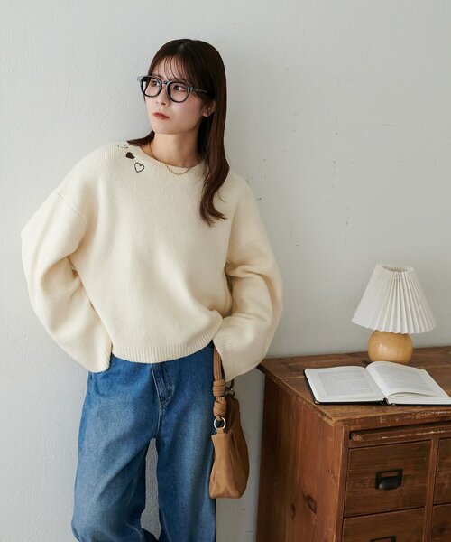 DISCOAT(ディスコート)の「【WEB限定】首元ハート刺繍ニット(ニット/セーター・レディース・ブラウン/ホワイト系その他/アイボリー・MEDIUM)」の7枚目の写真