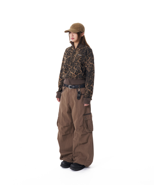 AAKAM(アーカム)の「Knee Pin-tuck Contrast Cargo Pants (Brown)(その他パンツ・レディース・その他・1/2)」の4枚目の写真