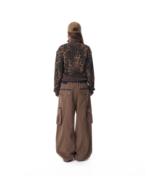 AAKAM(アーカム)の「Knee Pin-tuck Contrast Cargo Pants (Brown)(その他パンツ・レディース・その他・1/2)」の6枚目の写真