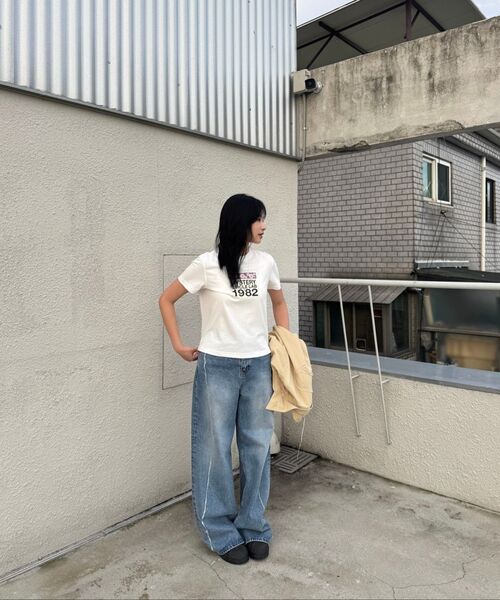 Kijun(キジュン)の「Scratched Wide Jeans Charcoal Brown(デニムパンツ・レディース・その他・LARGE/SMALL/MEDIUM)」の2枚目の写真