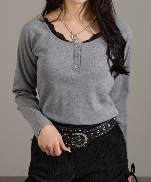 apres jour mignon(アプレジュールミニョン)の「カップ付きレースヘンリーネックトップス(Tシャツ/カットソー・レディース・オフホワイト/杢グレー/ブラック/ボルドー・LARGE/フリー)」の1枚目の写真