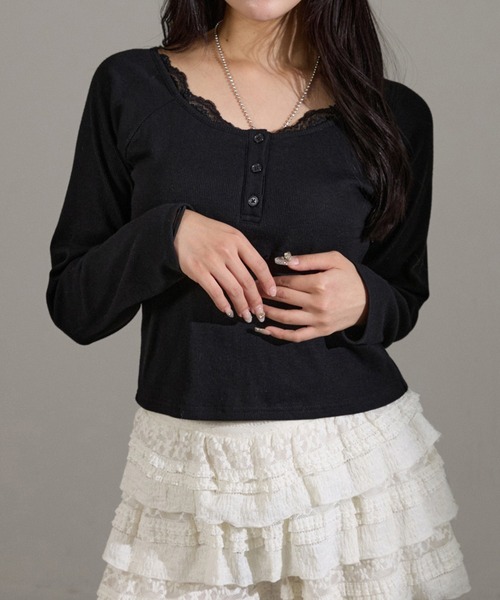 apres jour mignon(アプレジュールミニョン)の「カップ付きレースヘンリーネックトップス(Tシャツ/カットソー・レディース・オフホワイト/杢グレー/ブラック/ボルドー・LARGE/フリー)」の3枚目の写真