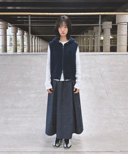 DAMISH（ダミシュ）の「ディロゴスタースタディニットフードジップアップベスト_ネイビー（ベスト・レディース・ネイビー・FREE）」の2枚目の写真