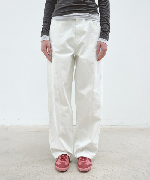 AOPT(アオプト)の「CURVED LINE WIDE JEANS - WHITE(デニムパンツ・レディース・その他・MEDIUM)」の4枚目の写真