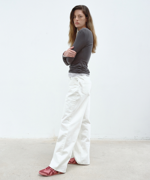 AOPT(アオプト)の「CURVED LINE WIDE JEANS - WHITE(デニムパンツ・レディース・その他・MEDIUM)」の6枚目の写真