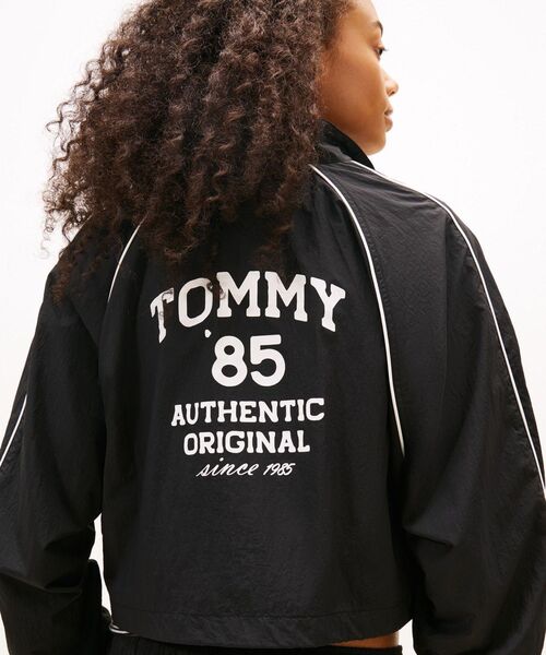 tommy jeans（トミー ジーンズ）の「クロップドウーブントラックジャケット（ブルゾン・レディース・ブラック・MEDIUM/X-SMALL/SMALL）」の2枚目の写真