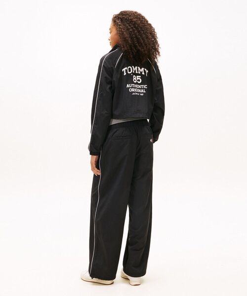 tommy jeans（トミー ジーンズ）の「クロップドウーブントラックジャケット（ブルゾン・レディース・ブラック・MEDIUM/X-SMALL/SMALL）」の4枚目の写真
