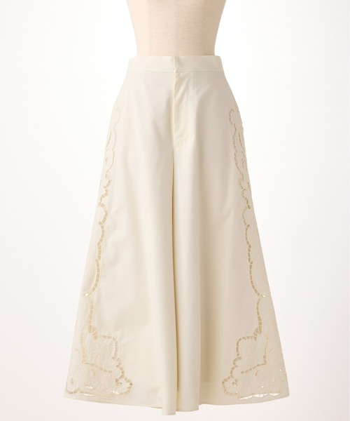 STRAWBERRY-FIELDS（ストロベリーフィールズ）の「ネオブロード_エンブロイダリーフレアパンツ（その他パンツ・レディース・オフホワイト/ブラック・2）」の12枚目の写真