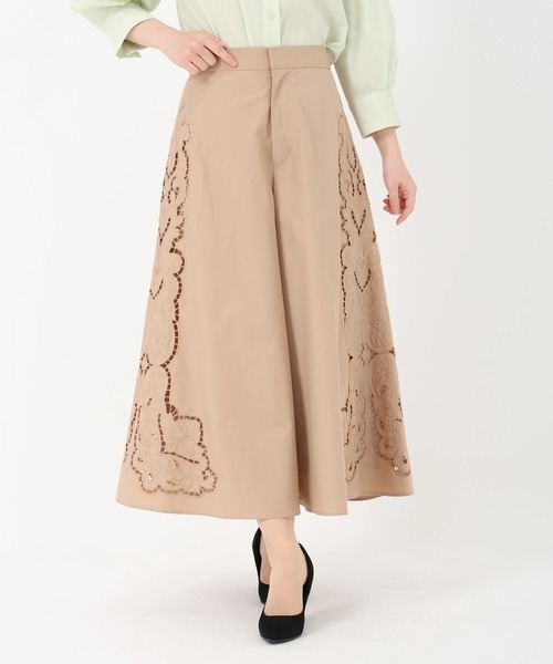 STRAWBERRY-FIELDS（ストロベリーフィールズ）の「ネオブロード_エンブロイダリーフレアパンツ（その他パンツ・レディース・オフホワイト/ブラック・2）」の4枚目の写真