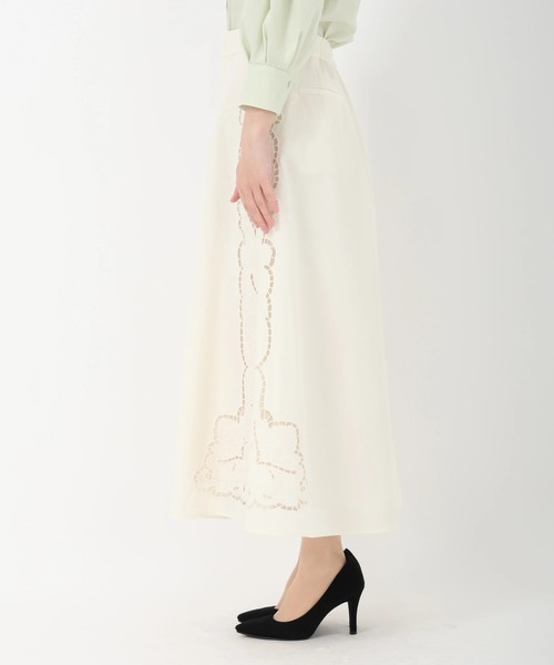 STRAWBERRY-FIELDS（ストロベリーフィールズ）の「ネオブロード_エンブロイダリーフレアパンツ（その他パンツ・レディース・オフホワイト/ブラック・2）」の5枚目の写真