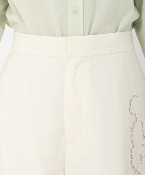 STRAWBERRY-FIELDS（ストロベリーフィールズ）の「ネオブロード_エンブロイダリーフレアパンツ（その他パンツ・レディース・オフホワイト/ブラック・2）」の7枚目の写真