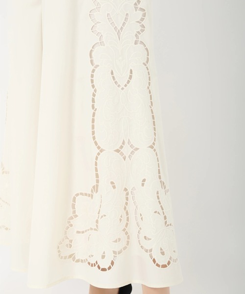 STRAWBERRY-FIELDS（ストロベリーフィールズ）の「ネオブロード_エンブロイダリーフレアパンツ（その他パンツ・レディース・オフホワイト/ブラック・2）」の9枚目の写真