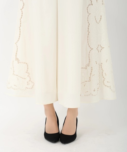 STRAWBERRY-FIELDS（ストロベリーフィールズ）の「ネオブロード_エンブロイダリーフレアパンツ（その他パンツ・レディース・オフホワイト/ブラック・2）」の10枚目の写真