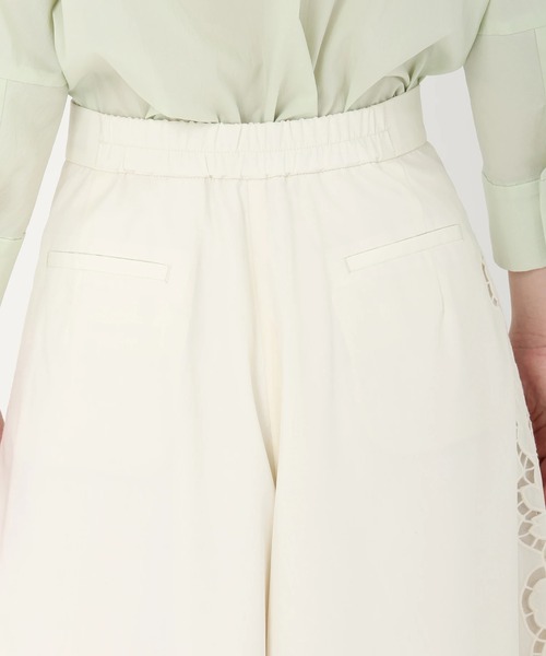 STRAWBERRY-FIELDS（ストロベリーフィールズ）の「ネオブロード_エンブロイダリーフレアパンツ（その他パンツ・レディース・オフホワイト/ブラック・2）」の8枚目の写真