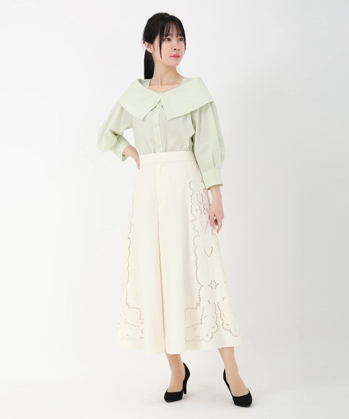 STRAWBERRY-FIELDS（ストロベリーフィールズ）の「ネオブロード_エンブロイダリーフレアパンツ（その他パンツ・レディース・オフホワイト/ブラック・2）」の11枚目の写真