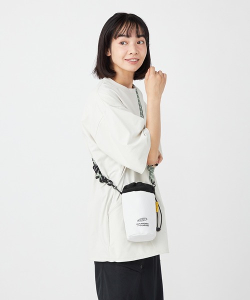 KEEN(キーン)の「HARVEST DRAWSTRING BAG / ハーヴェスト ドローストリング バッグ(ショルダーバッグ・メンズ・ホワイト・OS)」の6枚目の写真