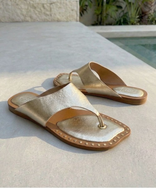 ASH（アッシュ）の「アッシュ【GENIUS】トングサンダル フラット サマーサンダル 1.5cmヒール（サンダル・レディース・ゴールド・36/37/38/39）」の2枚目の写真