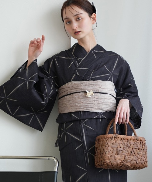 utatane(ウタタネ)の「浴衣3点セット 粋モダン 墨茶に雪花模様(浴衣・レディース・ブラック・FREE)」の1枚目の写真