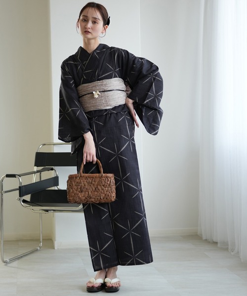 utatane(ウタタネ)の「浴衣3点セット 粋モダン 墨茶に雪花模様(浴衣・レディース・ブラック・FREE)」の2枚目の写真