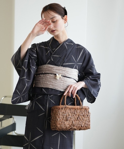 utatane(ウタタネ)の「浴衣3点セット 粋モダン 墨茶に雪花模様(浴衣・レディース・ブラック・FREE)」の5枚目の写真
