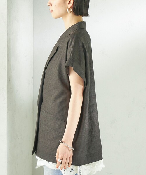 SHIPS（シップス）の「【実力派ベーシック】〈接触冷感/UVカット/吸水速乾/洗濯機可能〉SUUSUU フレンチ スリーブ  ジャケット（テーラードジャケット・レディース・ブラウン/ダークグレー・ONE SIZE）」の20枚目の写真