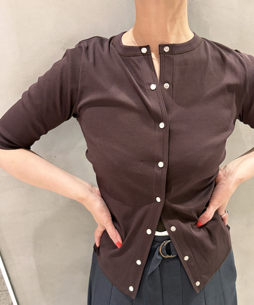 IENA LA BOUCLE(イエナラブークル)の「IENA LA BOUCLE コットンリブスナップハーフスリーブカーディガン(Tシャツ/カットソー・レディース・ブラウン/ブラック・FREE)」の2枚目の写真