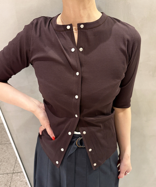 IENA LA BOUCLE(イエナラブークル)の「IENA LA BOUCLE コットンリブスナップハーフスリーブカーディガン(Tシャツ/カットソー・レディース・ブラウン/ブラック・FREE)」の11枚目の写真