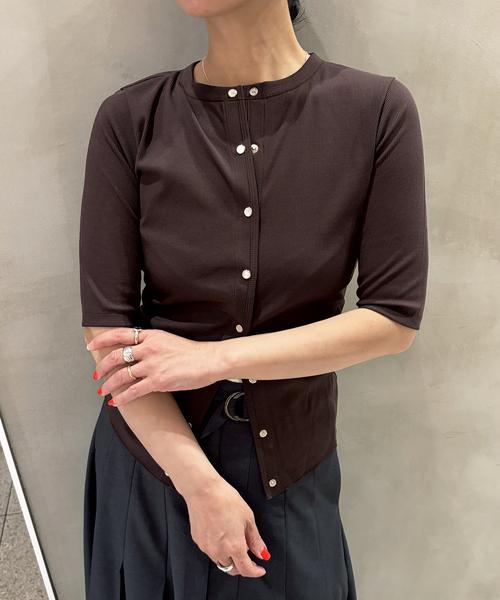 IENA LA BOUCLE(イエナラブークル)の「IENA LA BOUCLE コットンリブスナップハーフスリーブカーディガン(Tシャツ/カットソー・レディース・ブラウン/ブラック・FREE)」の12枚目の写真