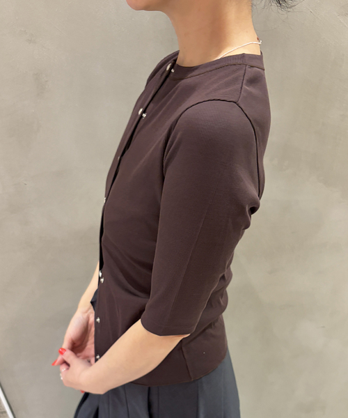 IENA LA BOUCLE(イエナラブークル)の「IENA LA BOUCLE コットンリブスナップハーフスリーブカーディガン(Tシャツ/カットソー・レディース・ブラウン/ブラック・FREE)」の14枚目の写真