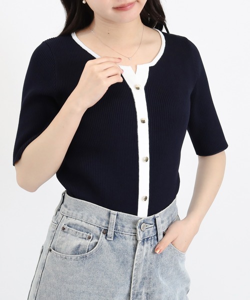 ASTORIA ODIER(アストリアオディール)の「スリットネックリブニット(接触冷感/抗ピル加工)(ニット/セーター・レディース・ネイビー/ホワイト×ネイビー/ホワイト/サックスブルー・LARGE/MEDIUM)」の2枚目の写真