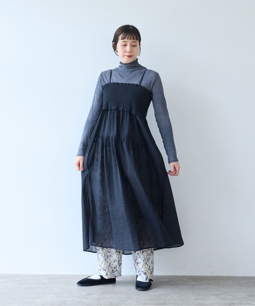 yuni(ユニ )の「Cotton Nylon sheer shirring jumper skirt(ワンピース・レディース・ブラック/グレー・FREE)」の2枚目の写真