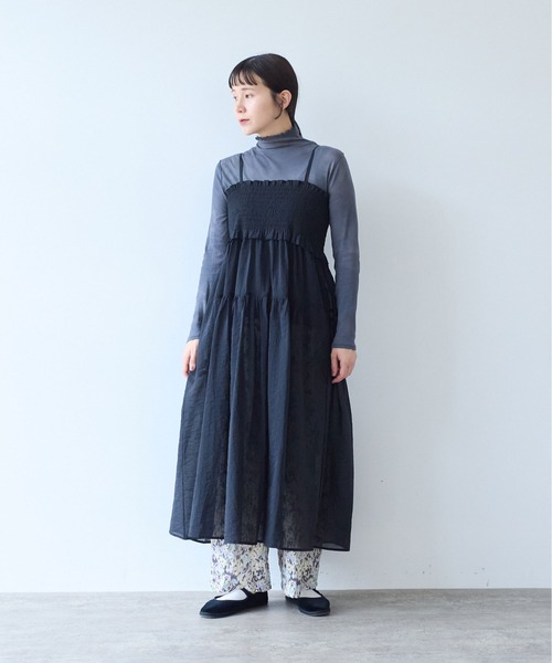 yuni(ユニ )の「Cotton Nylon sheer shirring jumper skirt(ワンピース・レディース・ブラック/グレー・FREE)」の3枚目の写真