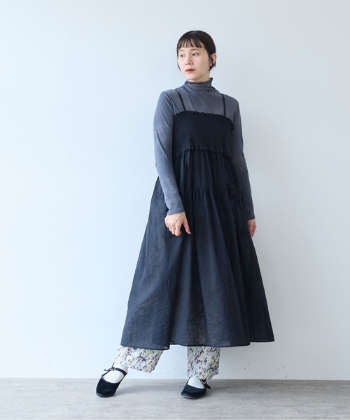yuni(ユニ )の「Cotton Nylon sheer shirring jumper skirt(ワンピース・レディース・ブラック/グレー・FREE)」の6枚目の写真