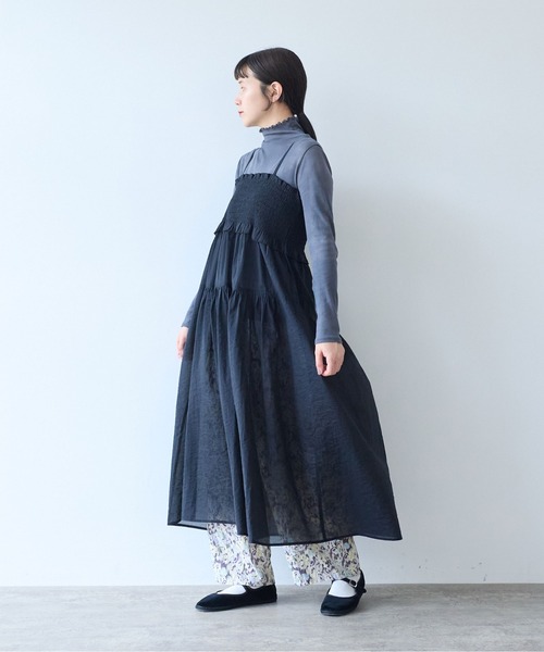 yuni(ユニ )の「Cotton Nylon sheer shirring jumper skirt(ワンピース・レディース・ブラック/グレー・FREE)」の7枚目の写真