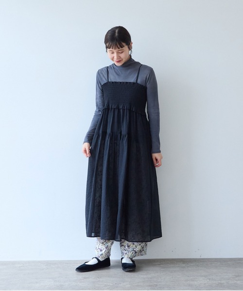 yuni(ユニ )の「Cotton Nylon sheer shirring jumper skirt(ワンピース・レディース・ブラック/グレー・FREE)」の4枚目の写真