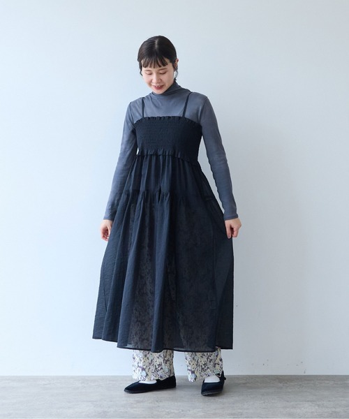 yuni(ユニ )の「Cotton Nylon sheer shirring jumper skirt(ワンピース・レディース・ブラック/グレー・FREE)」の5枚目の写真